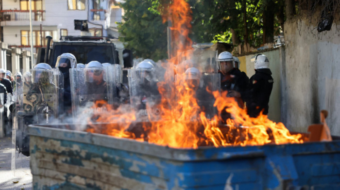 Suzavac i gumeni meci: U Tirani žestoki sukobi policije i demonstranata, povređena dva učesnika protesta