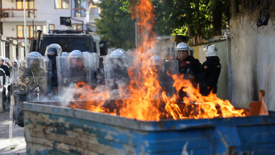 Suzavac i gumeni meci: U Tirani žestoki sukobi policije i demonstranata, povređena dva učesnika protesta