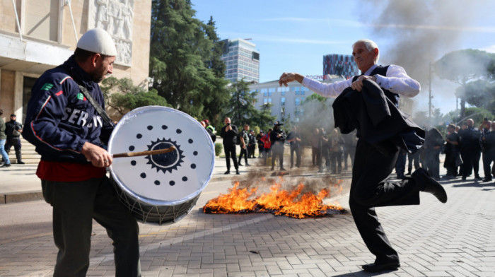 U Tirani sukobi pristalica Demokratske partije i policije ispred Ministarstva prosvete