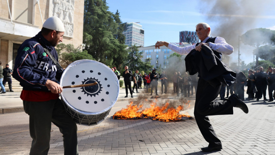 U Tirani sukobi pristalica Demokratske partije i policije ispred Ministarstva prosvete