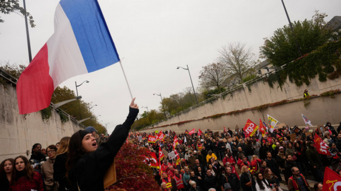 Blizu 1.000 privedenih na demonstracijama u Francuskoj, u Marseju opljačkane dve zlatare