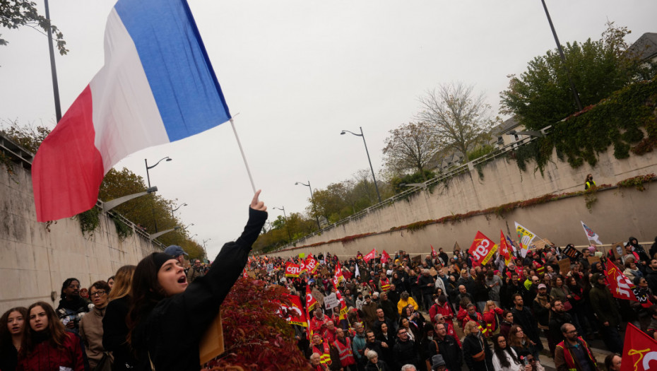 Blizu 1.000 privedenih na demonstracijama u Francuskoj, u Marseju opljačkane dve zlatare