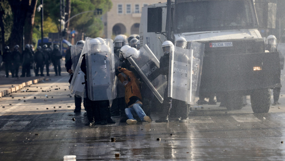 Sukobi na protestima u Tirani: Povređena dva policajca i dva demonstranta