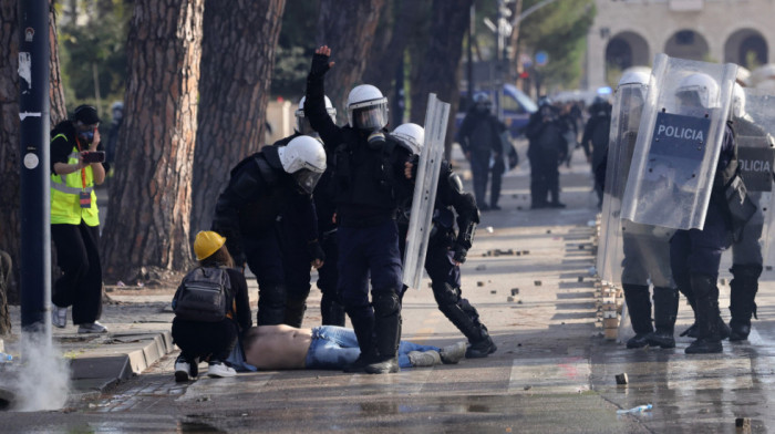 Albanija uvodi kazne za ostanak na nasilnim protestima: Demonstranti će plaćati oko 5.500 evra