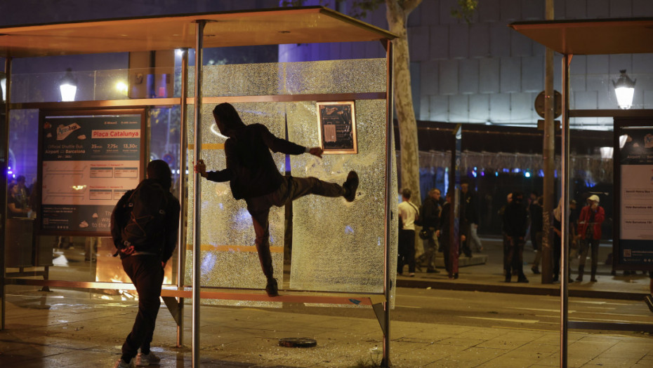 Talas nasilja na ulicama Barselone: Demonstranti pljačkali prodavnice i palili vozila, preko 100 uhapšenih (FOTO/VIDEO)