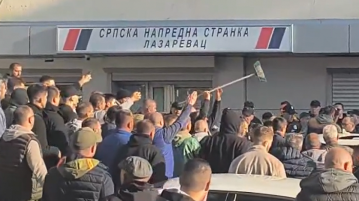 Incident ispred prostorija SNS-a u Lazarevcu: Grupa građana lupala automobile, a onda došlo do fizičkog sukoba