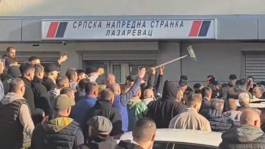 Incident ispred prostorija SNS-a u Lazarevcu: Grupa građana lupala automobile, a onda došlo do fizičkog sukoba