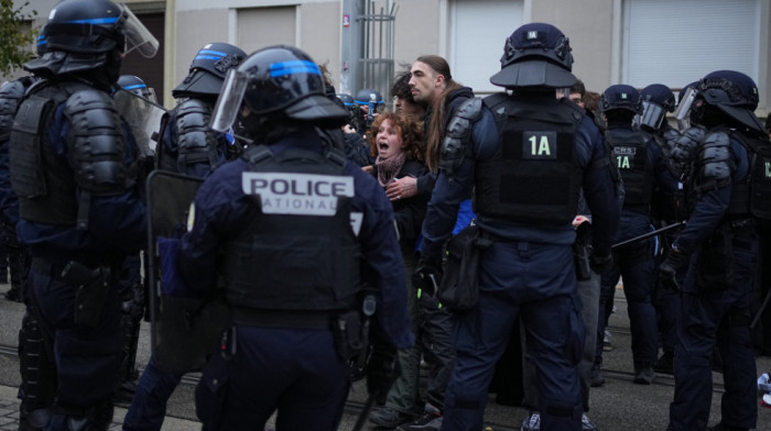 Istraga zbog stravičnog snimka iz Strazbura: Policija palicama i nogama tukla demonstrante, jednog vukli po podu (VIDEO)