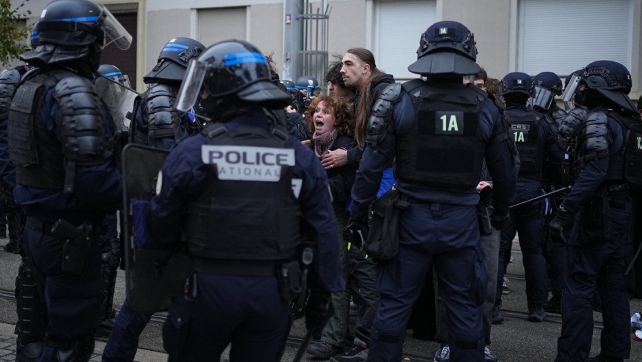 Istraga zbog stravičnog snimka iz Strazbura: Policija palicama i nogama tukla demonstrante, jednog vukli po podu (VIDEO)