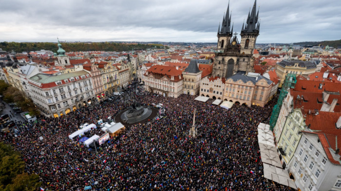 Masovni protesti u Češkoj zbog medija: Hiljade ljudi na ulicama Praga, najavljen opšti štrajk televizije i radija