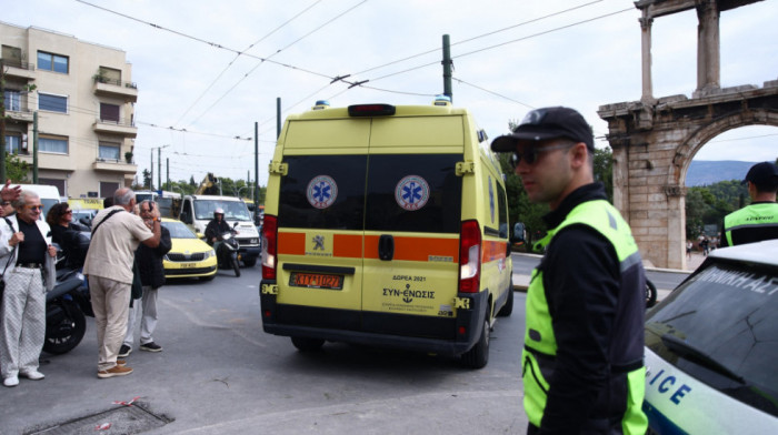 Tragedija u Grčkoj: Poginula tročlana porodica kada je njihov automobil sleteo u more u Pireju