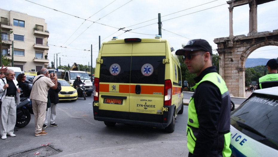 Tragedija u Grčkoj: Poginula tročlana porodica kada je njihov automobil sleteo u more u Pireju