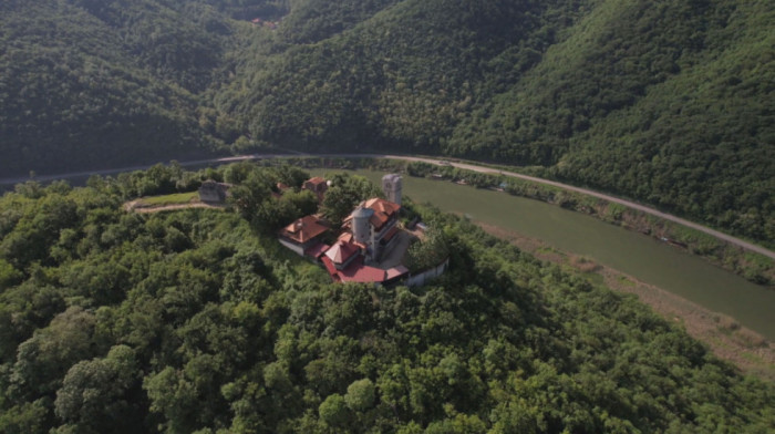 Vera kao lek na Maloj Svetoj gori: Živa Božija reč u manastirima Ovčarsko-Kablarske klisure (VIDEO)