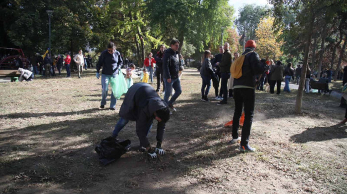 U Pionirskom parku akcija čišćenja i uklanjanja šatora