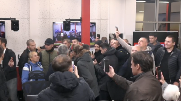 Grupa demonstranata ušla u prostorije TV Informer i prekinula program uživo