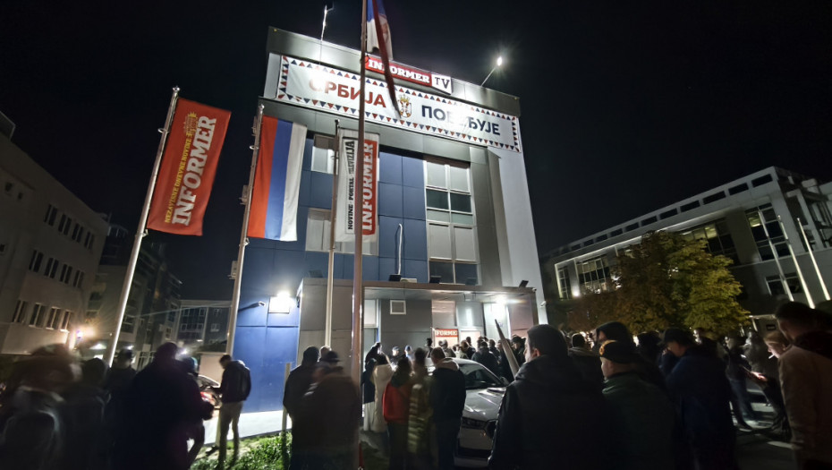 Grupa demonstranata ušla u prostorije TV Informer i prekinula program uživo (VIDEO)