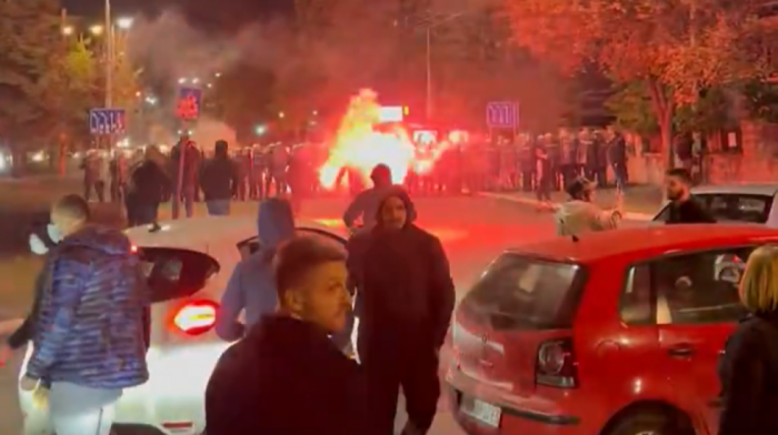 Pristalice Studentske liste okupile se ispred Pinka, kordon policije štiti zgradu