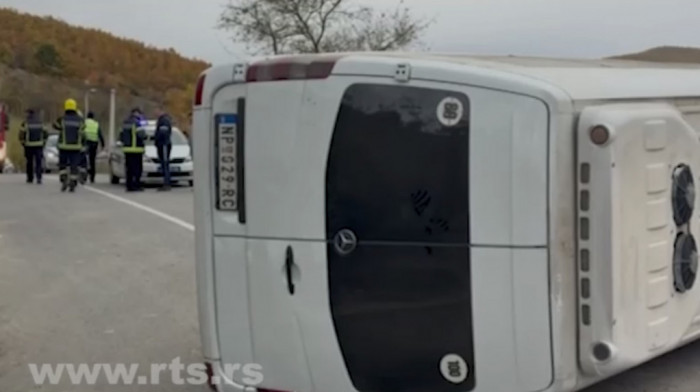 Prevrnuo se minibus kod Golije: U vozilu se nalazio samo vozač