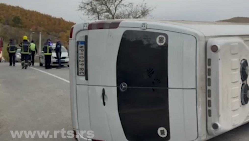 Prevrnuo se minibus kod Golije: U vozilu se nalazio samo vozač