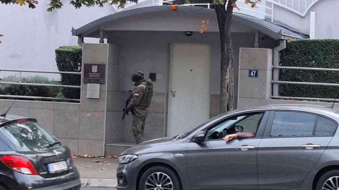 Teroristički napad kod Ambasade Izraela: Napadač sa dva noža nasrnuo na žandarma, uveden crveni stepen (VIDEO)