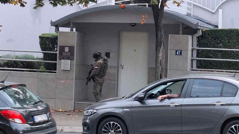 Teroristički napad kod Ambasade Izraela: Napadač sa dva noža nasrnuo na žandarma, uveden crveni stepen (VIDEO)