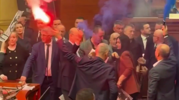 Tenzije u albanskom parlamentu: Opozicionari blokirali govornicu i palili baklje, predsednik izbacio poslanike (VIDEO)