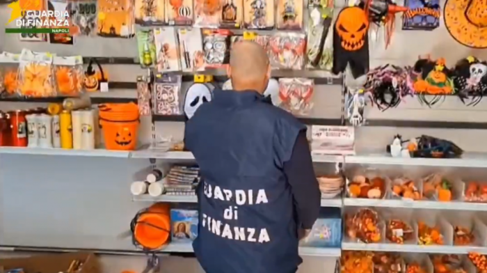 Opasni ukrasi na tržištu: Italijanska policija zaplenila 190.000 lažnih prazničnih dekoracija kod Milana (VIDEO)