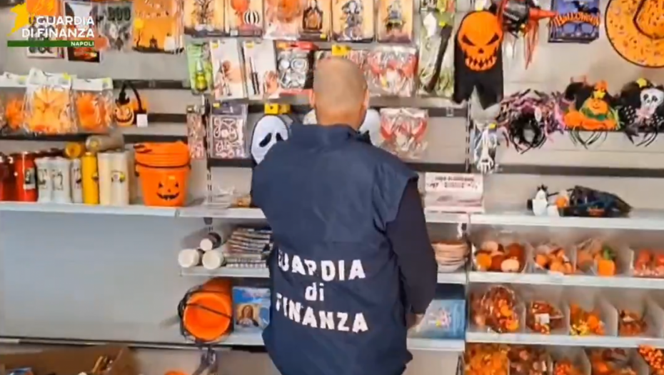 Opasni ukrasi na tržištu: Italijanska policija zaplenila 190.000 lažnih prazničnih dekoracija kod Milana (VIDEO)