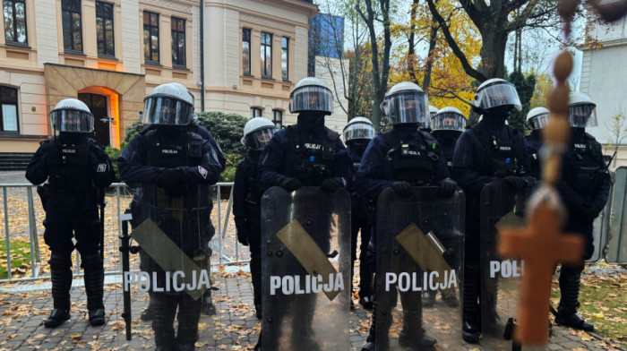 Haos ispred Ustavnog suda u Poljskoj: Predsednik prekinuo let, specijalci na ulicama Varšave