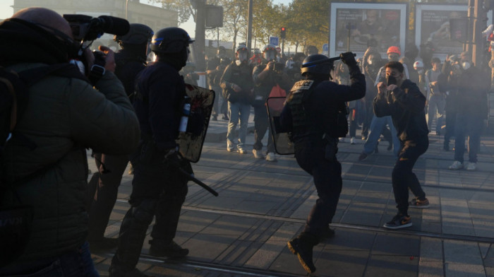 U Francuskoj 296 privedenih tokom protesta, na ulicama 320.000 demonstranata (VIDEO)
