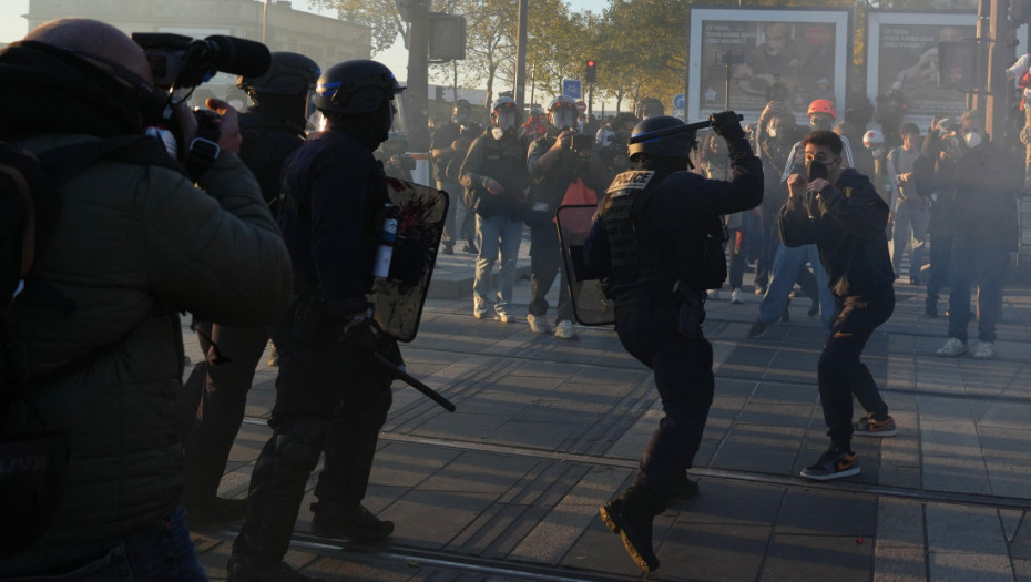 U Francuskoj 296 privedenih tokom protesta, na ulicama 320.000 demonstranata (VIDEO)
